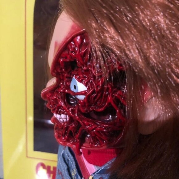 Mezco Toyz Designer Series Child's Play 3 Talking Pizza Face Chucky 15-Inch - Picture 5 of 8